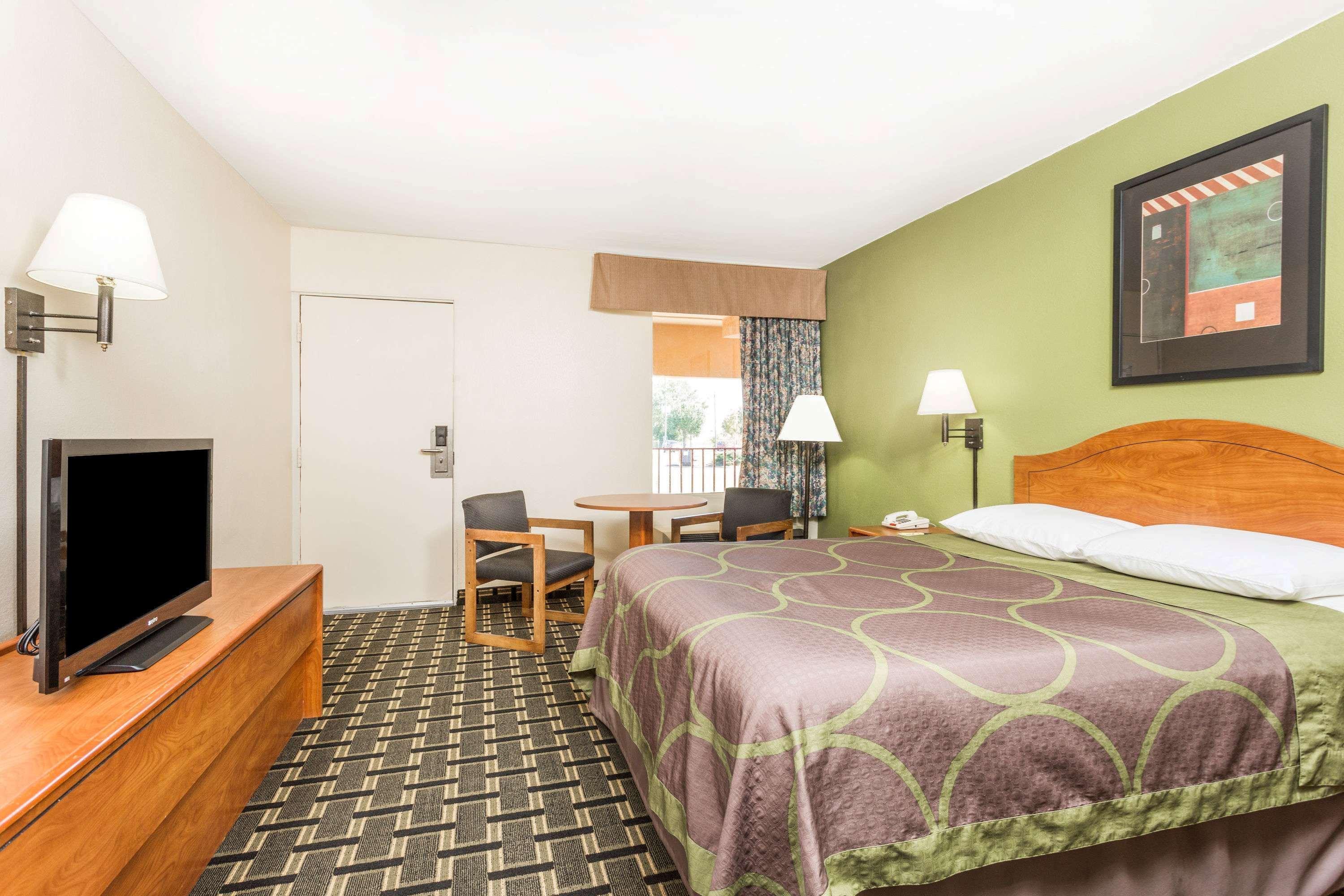 1 King Bed - Non-Smoking, Micfridge