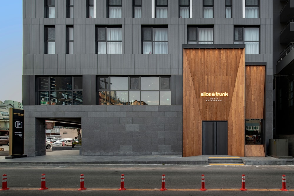 Hotel Alice and Trunk 44/48