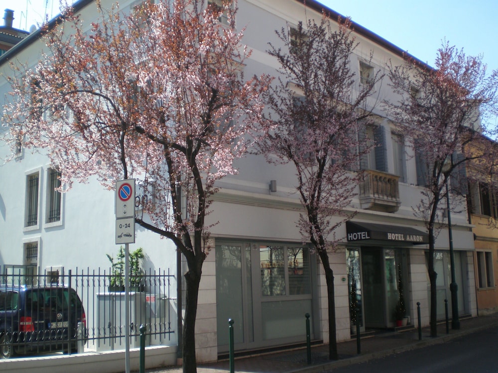Aaron Hotel