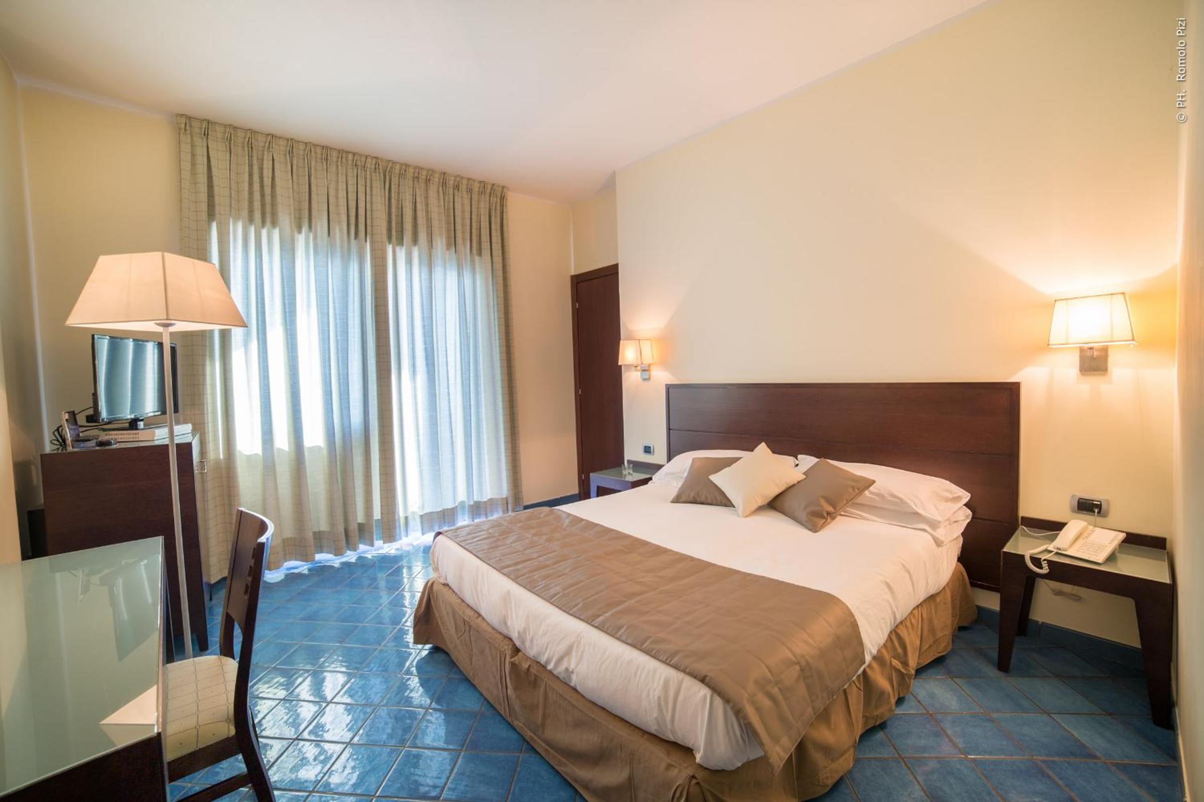 ROOM, SINGLE, DOUBLE BED