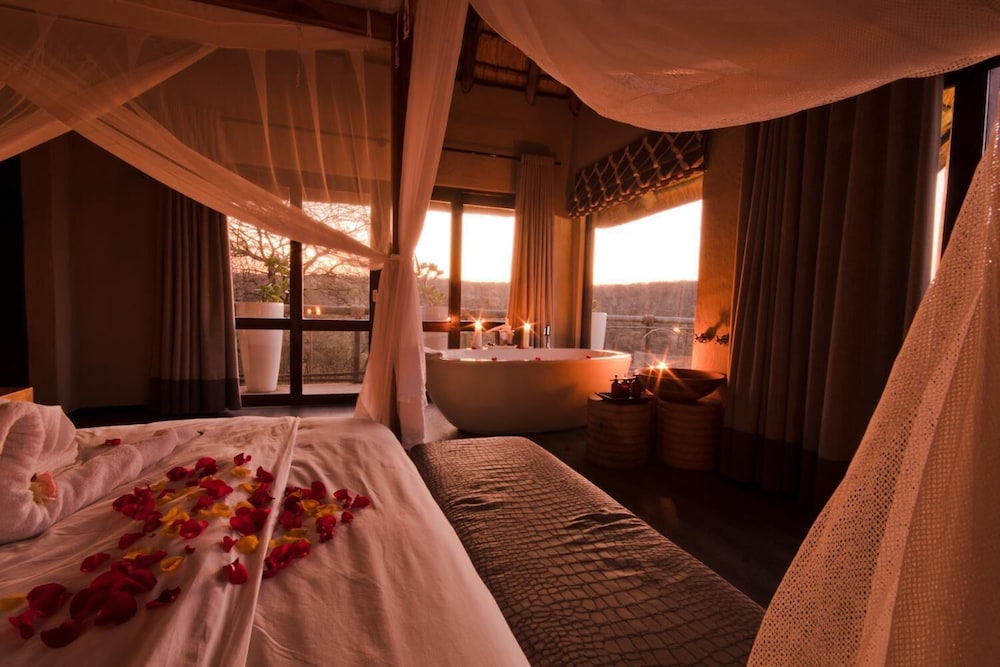 Nambiti Hills Private Game Lodge 3/50
