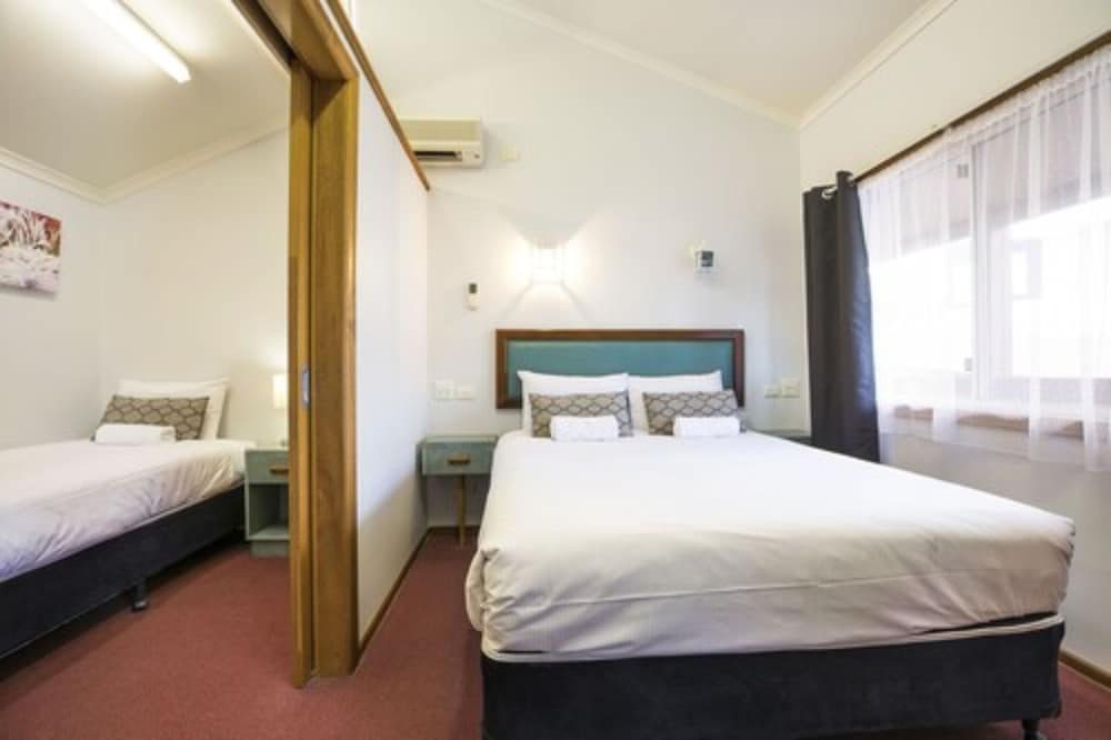 DOWNS MOTEL 13/35