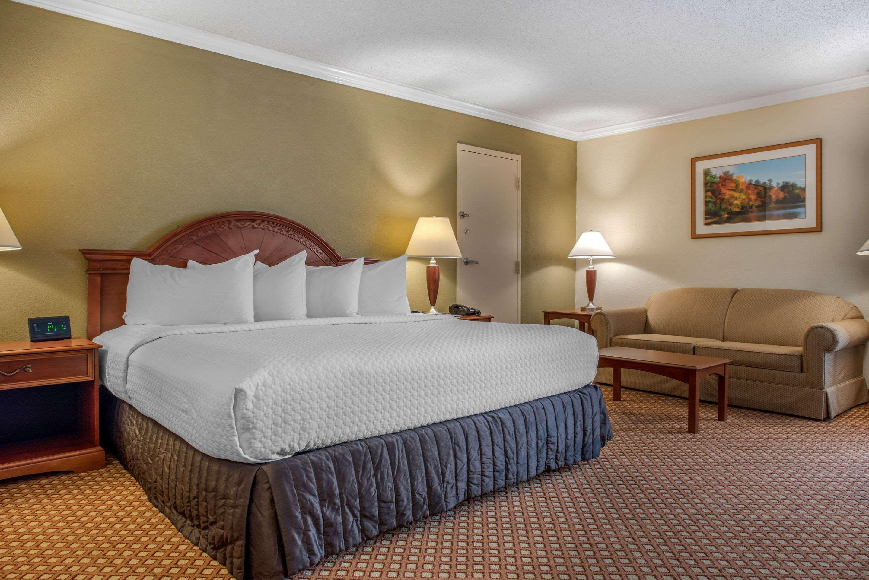 SUITE, KING BED, ACCESSIBLE