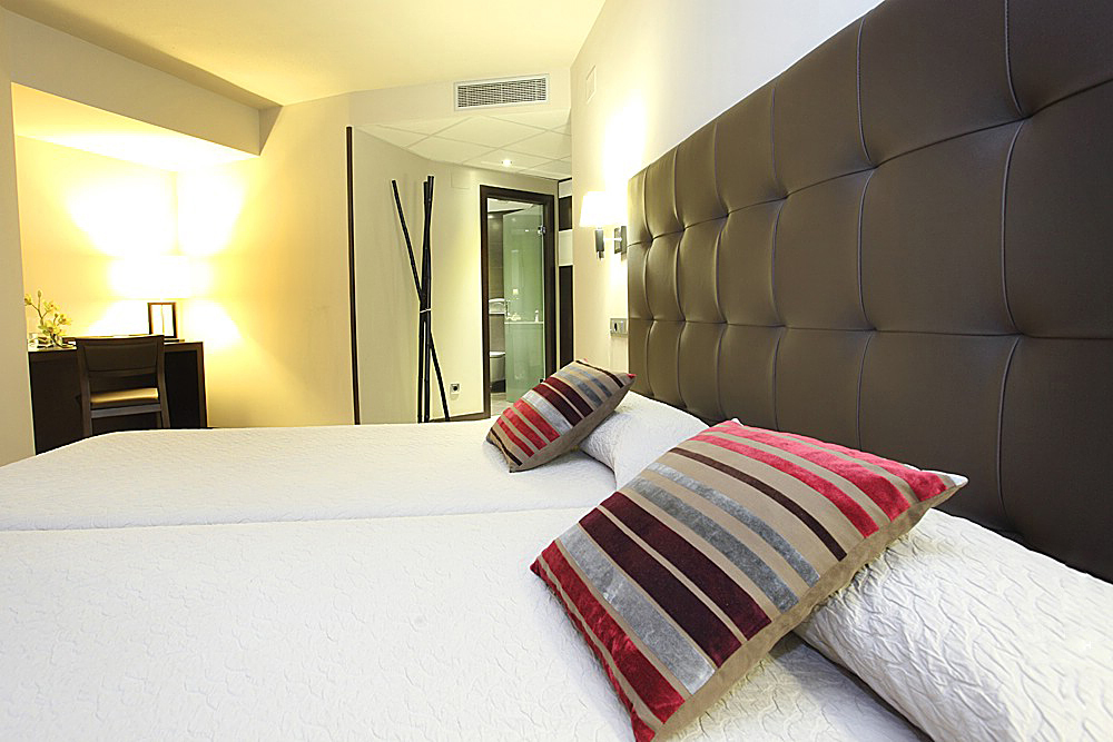 ROOM, DOUBLE OR TWIN BED