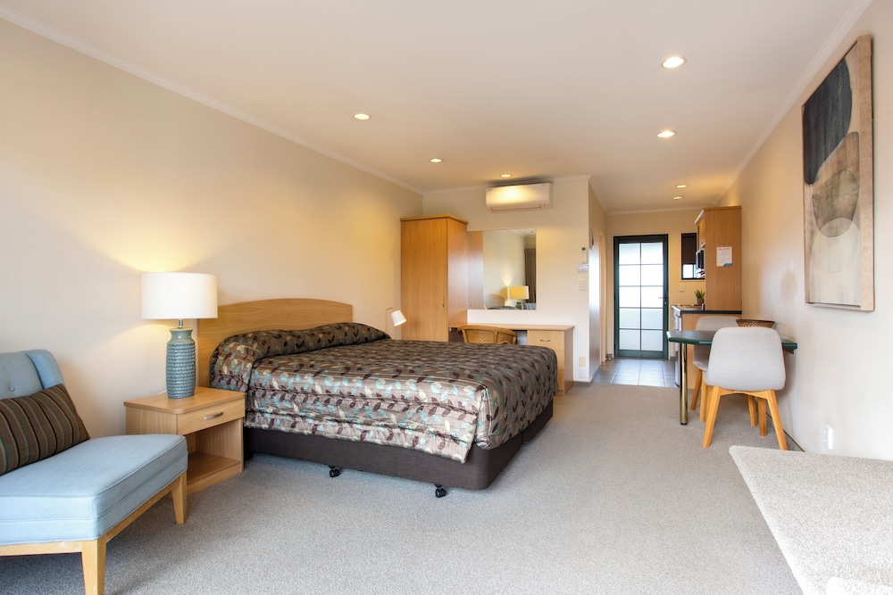 Greenlane Manor Motel 24/57