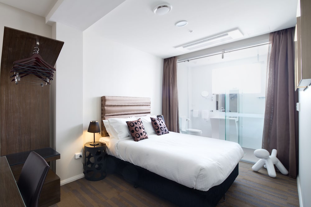 57 HOTEL 7/46