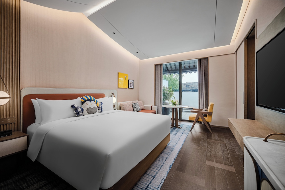 Grand, King Bed, River View, Courtyard Area, Accessible
