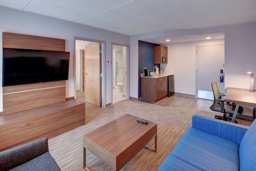 Holiday Inn Express & Suites West Long Branch - Eatontown 55/74