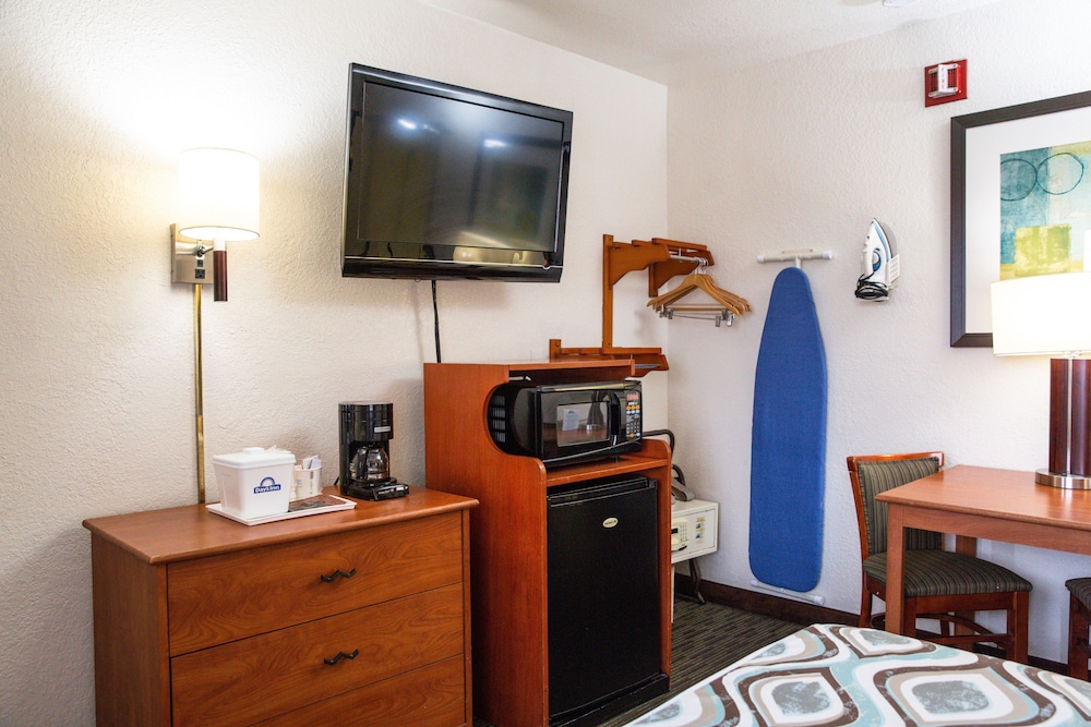 Days Inn By Wyndham Encinitas Moonlight Beach 34/46