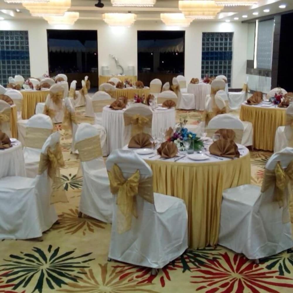 The Club Emerald Chembur 39/51
