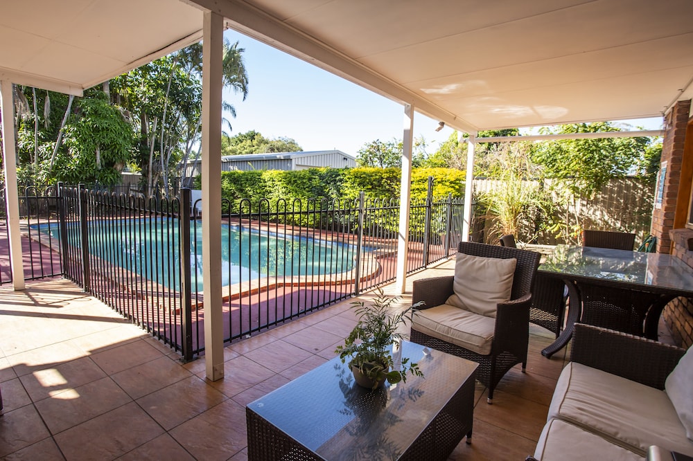 Ainslie Manor Bed and Breakfast 33/66