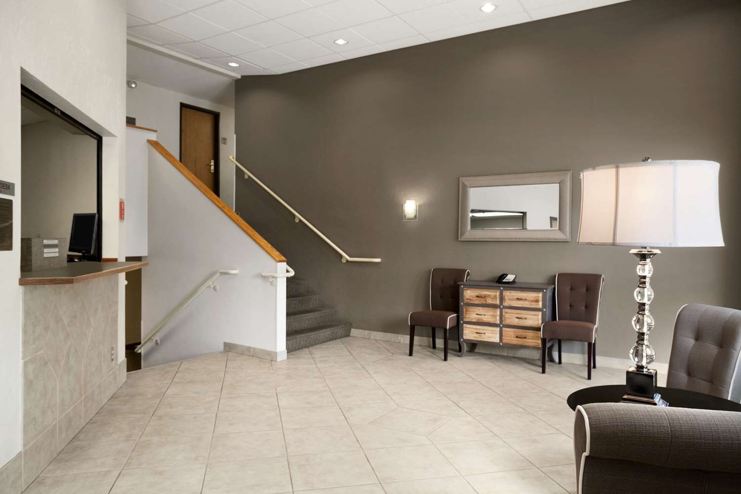 Super 8 by Wyndham Portland Airport 15/23