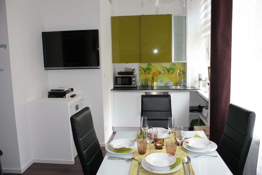 GoVienna Small Modern Apartment 15/22