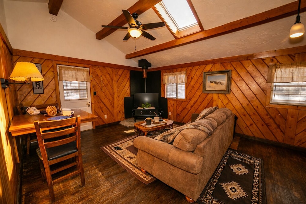 Chinook Winds Motel 56/76
