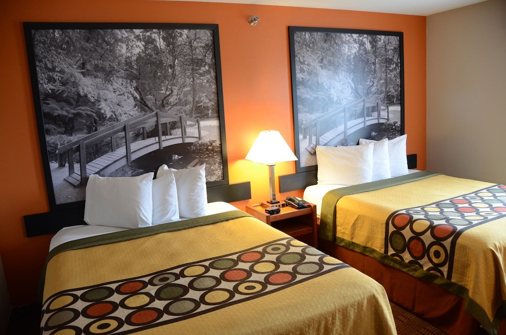 Super 8 by Wyndham Louisville/Expo Center 9/32