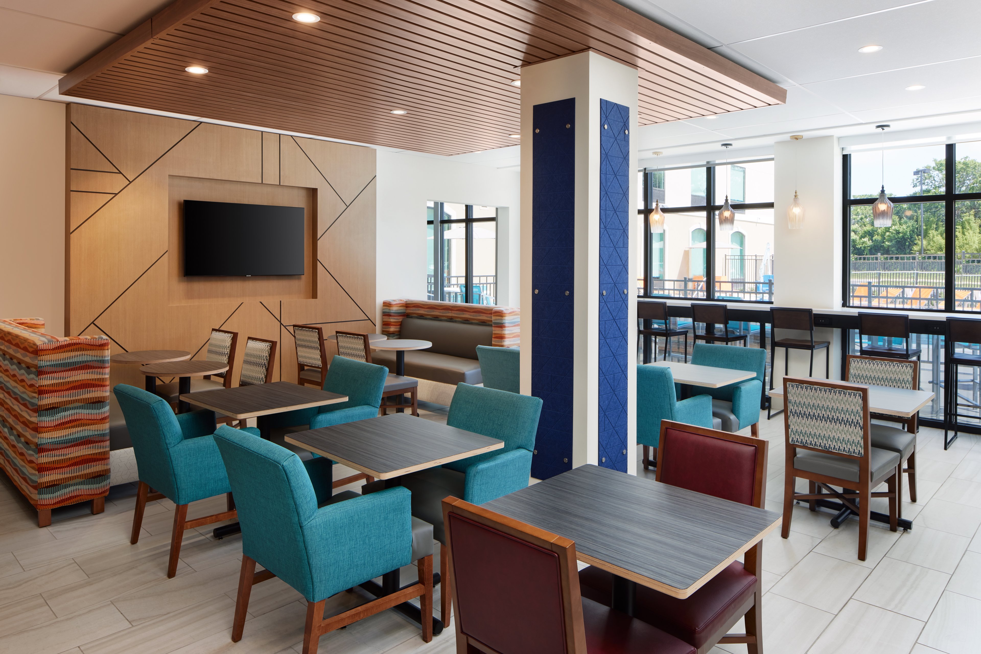 Holiday Inn Express & Suites Gulf Breeze Pensacola Area 37/52