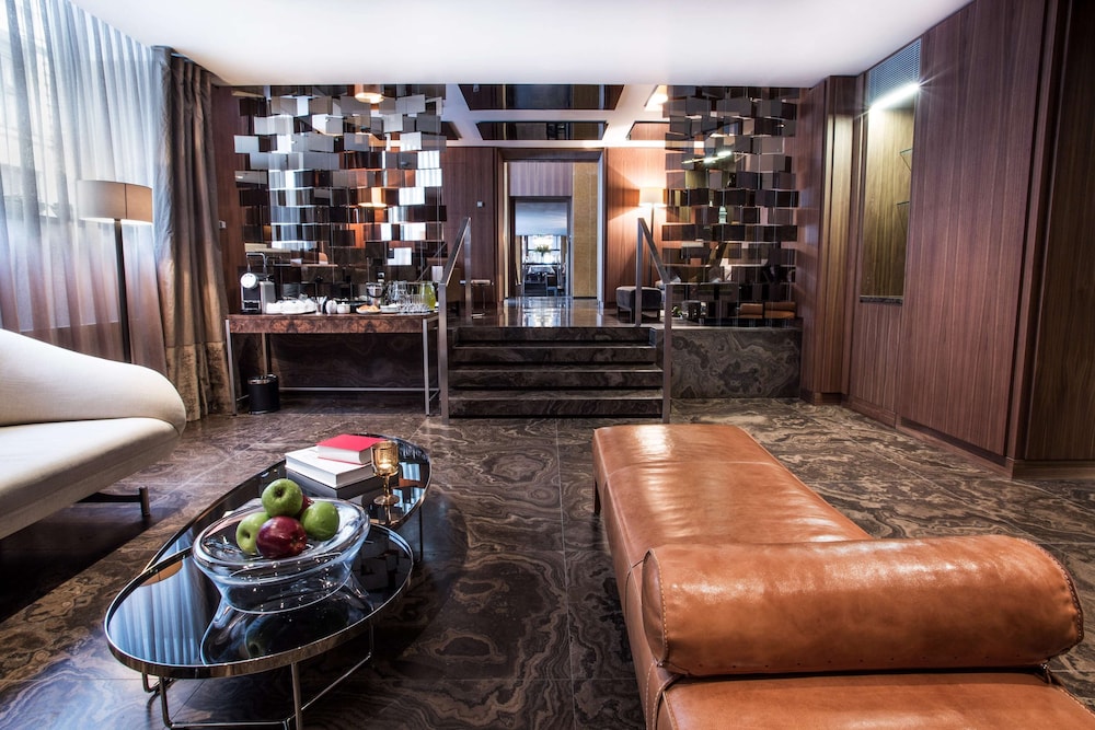 The Emblem Hotel 43/49