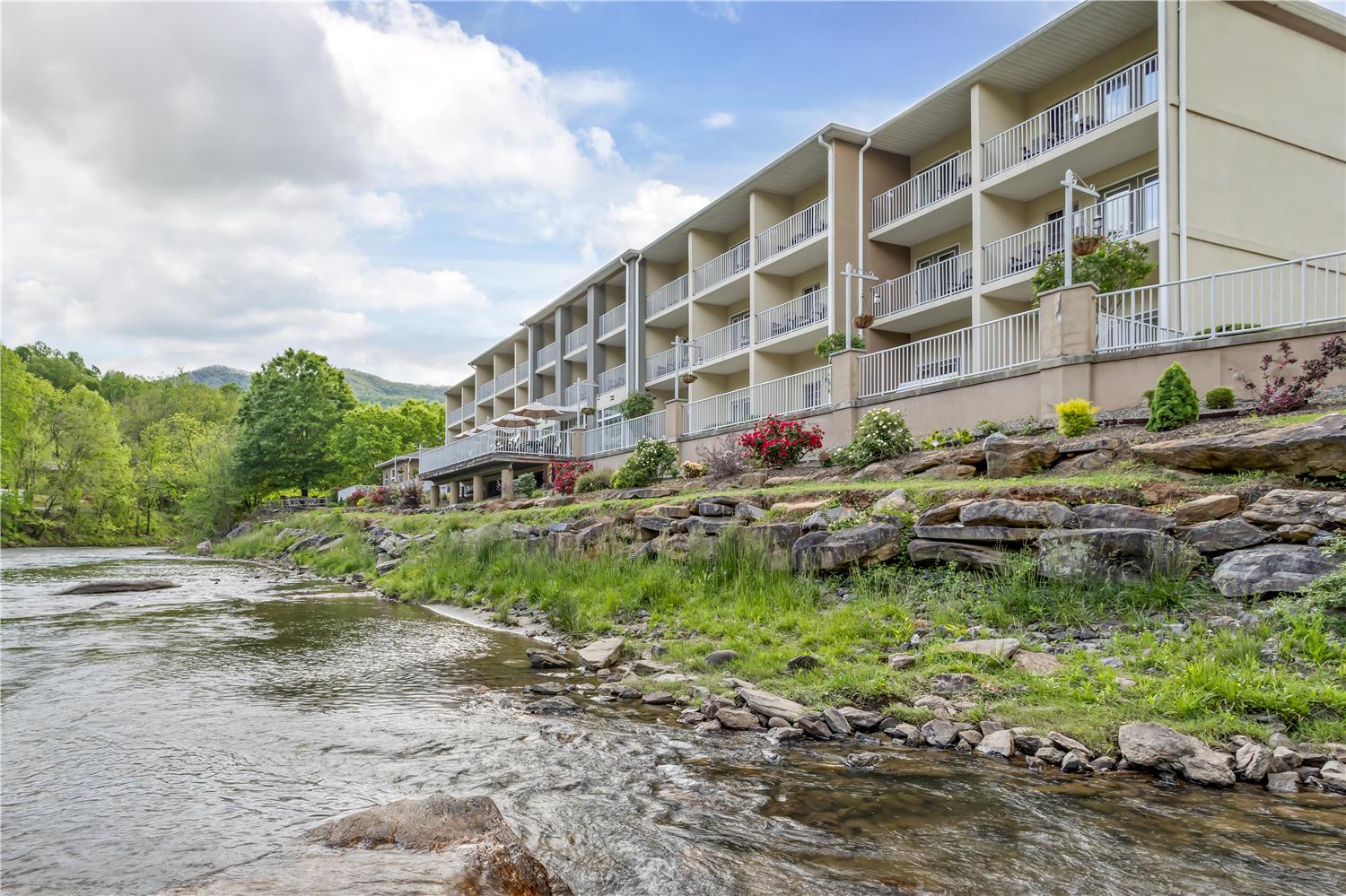 Best Western Plus River Escape Inn & Suites 24/25