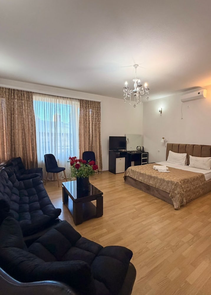 Qeroli Hotel 25/50