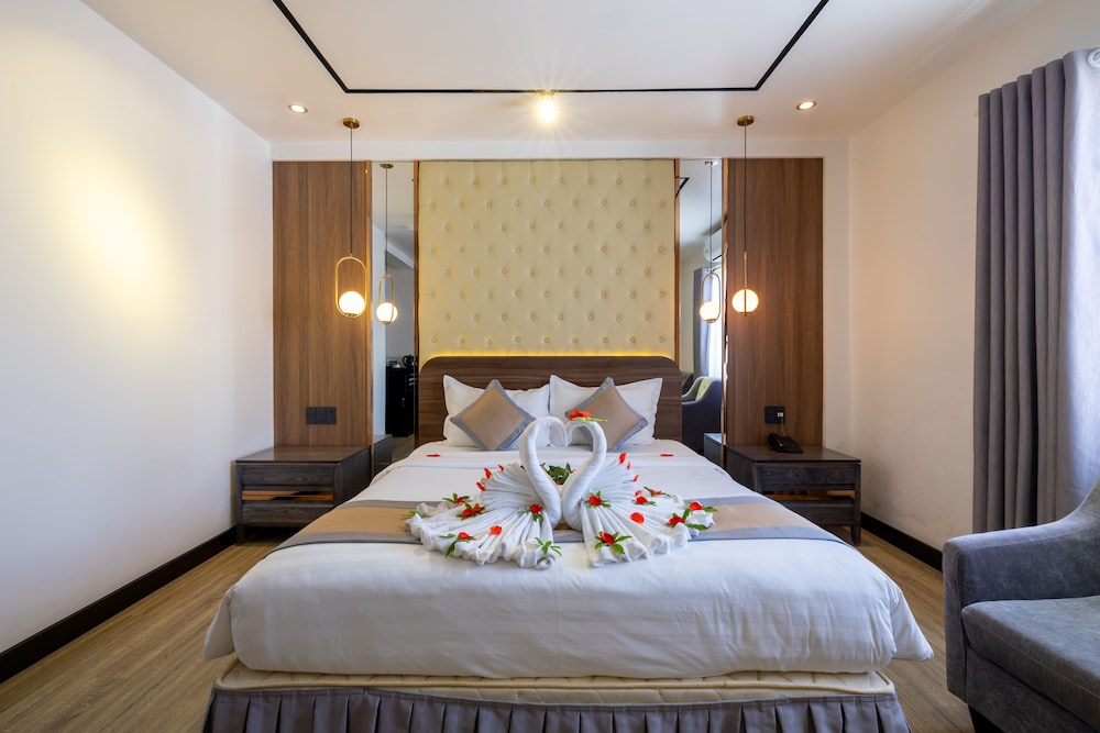 SENIOR, DELUXE, DOUBLE BED, CITY VIEW