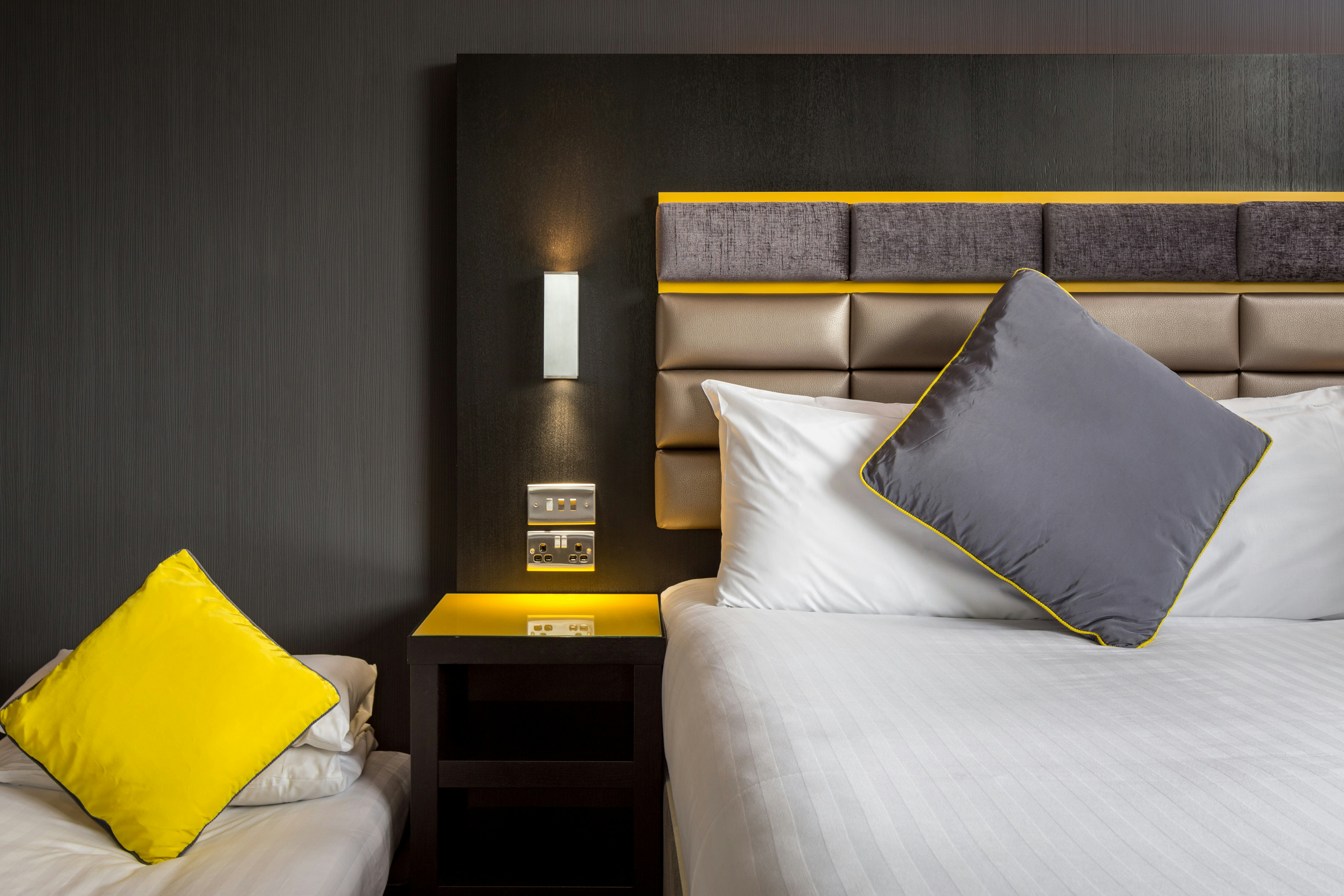 Roomzzz Chester City 60/77