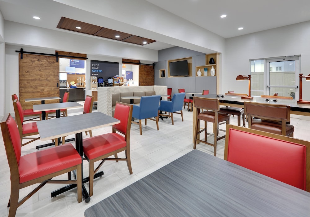 Holiday Inn Express Hotel Suites Cleburne 60/76