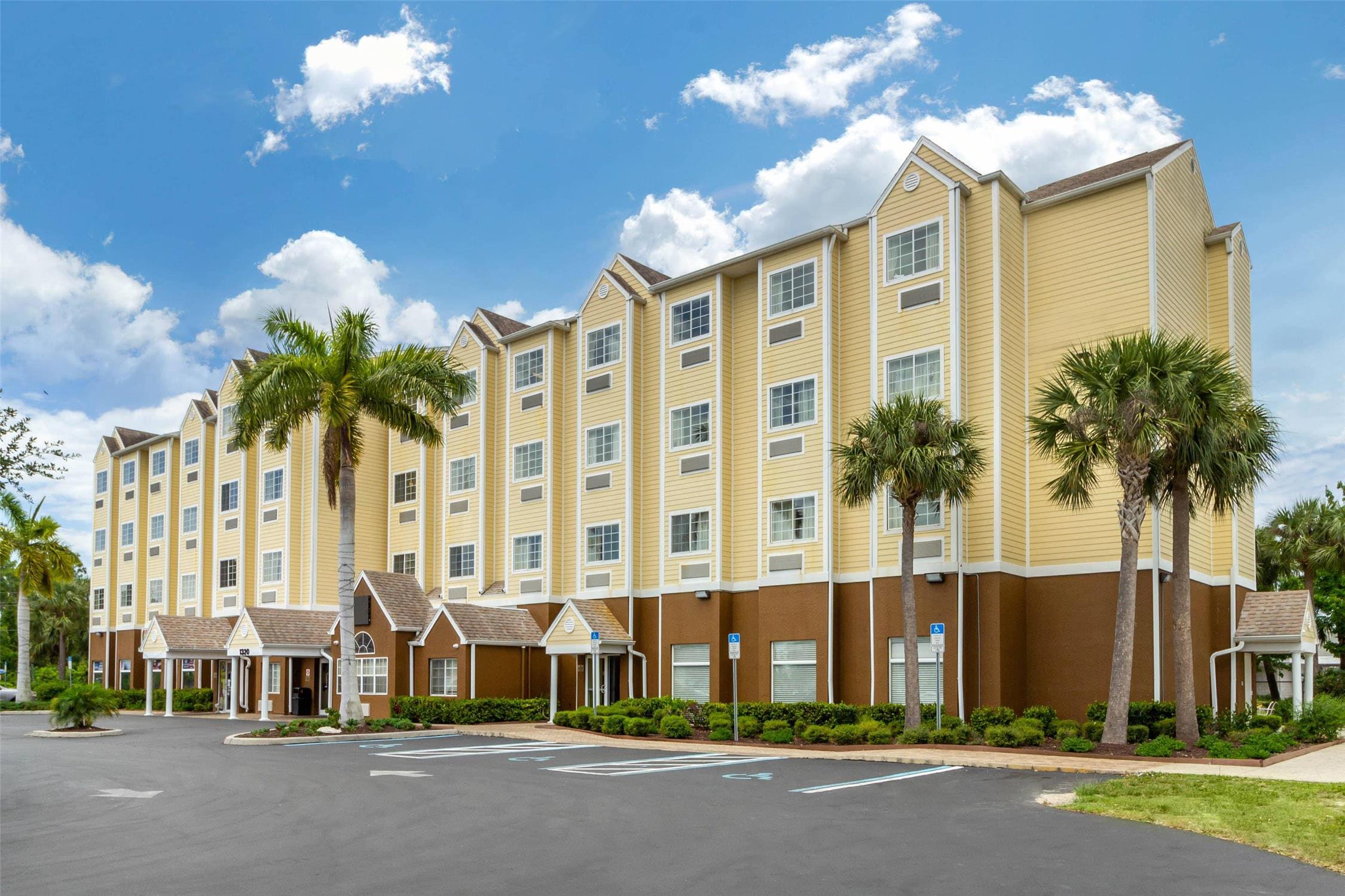 Quality Inn & Suites Lehigh Acres Fort Myers 32/34
