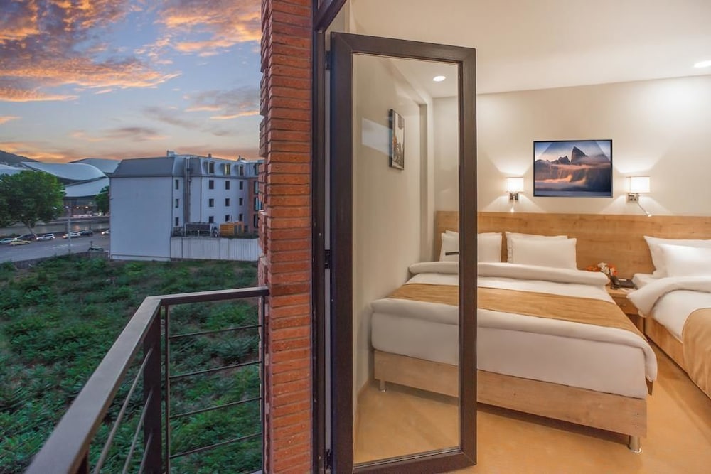 Atrium Boutique Hotel 24/50