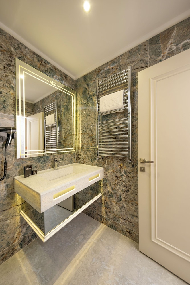 MQ Hotel Suites 56/60