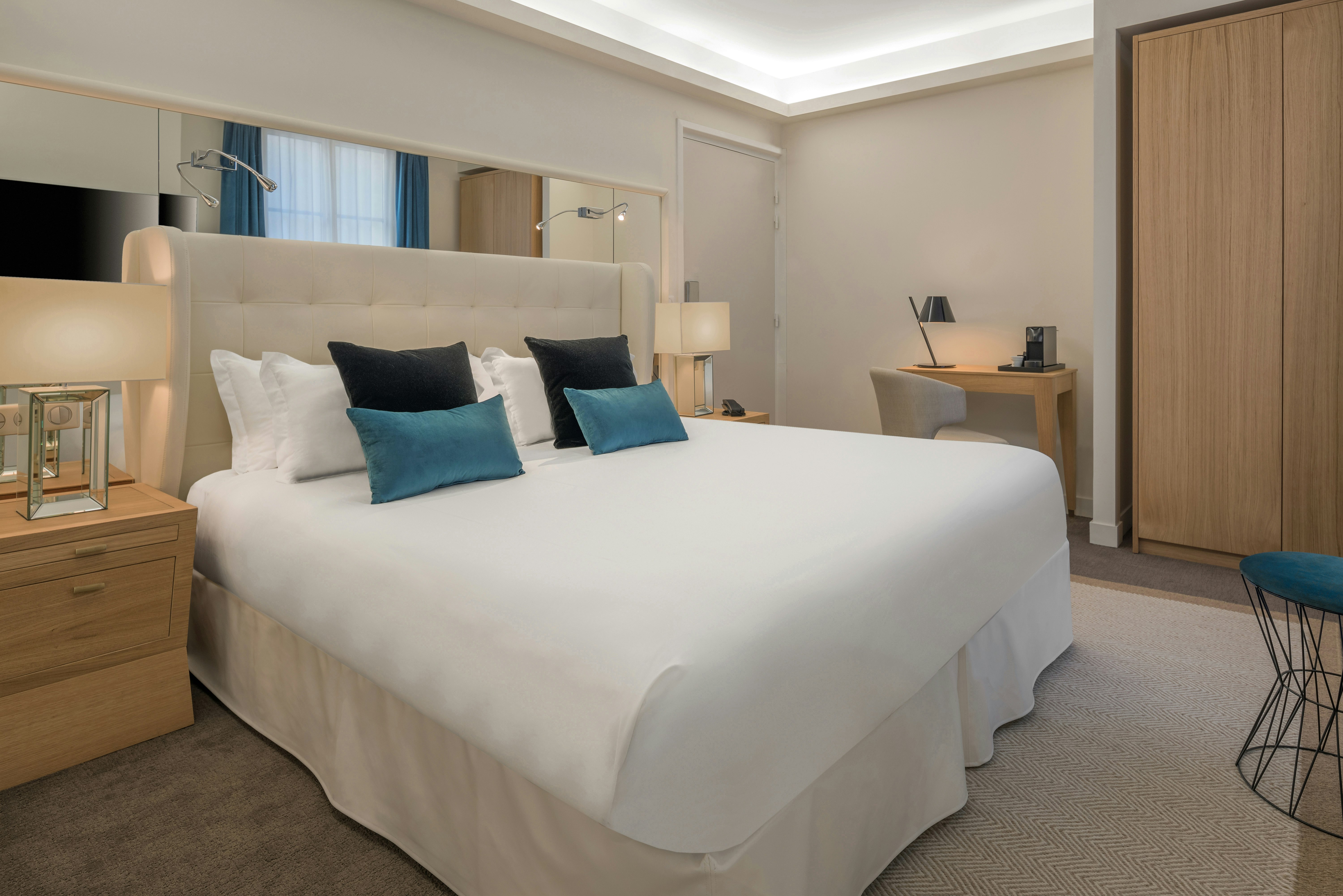 GUEST ROOM, KING BED