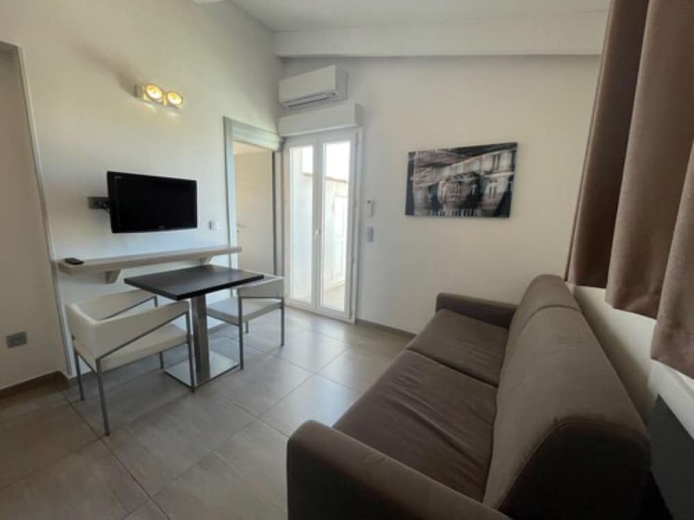 HOTEL L'ESCALE COTE PORT 23/42