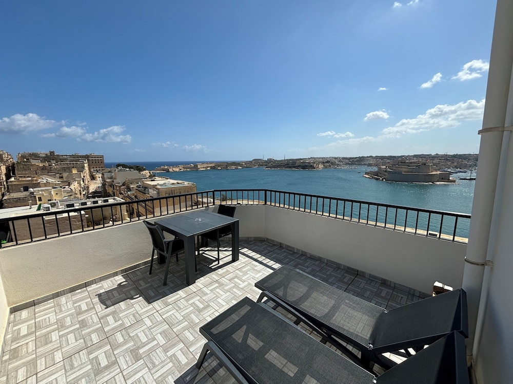 Grand Harbour Hotel 42/45