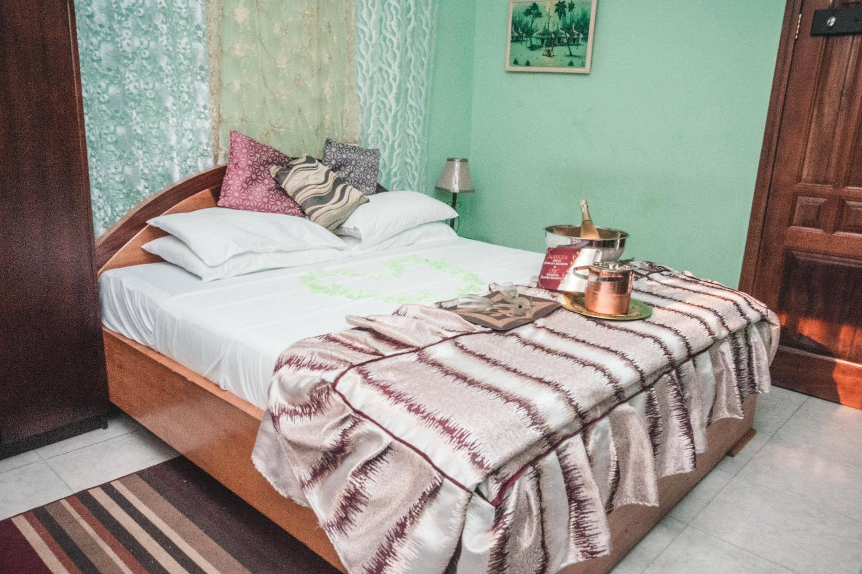 Deluxe, Queen Bed, Jesiwa B's Little Palace 2/3