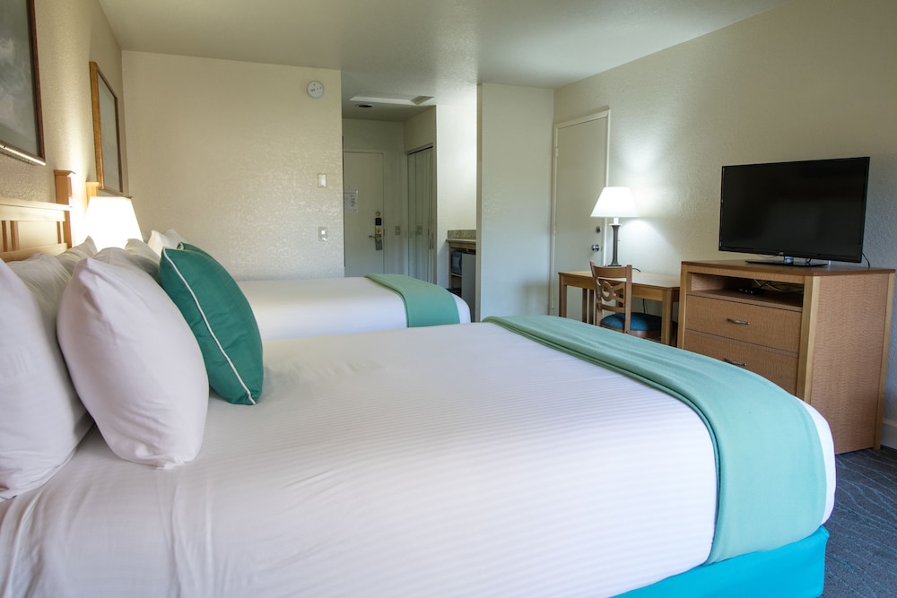 STANDARD, 2 QUEEN BEDS