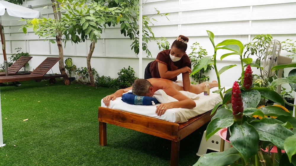 Barefeet Naturist Resort 9/48