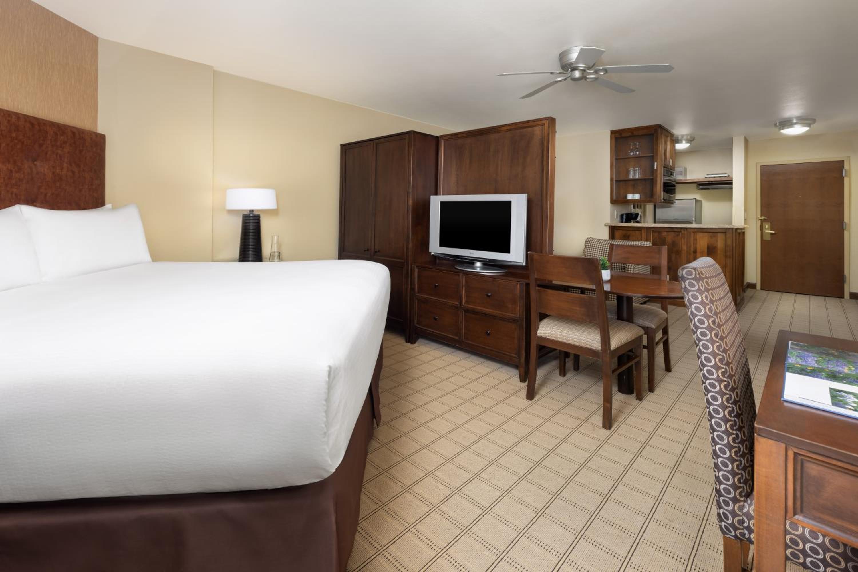 Slope, Junior Suite, King Bed, with View, Sofa