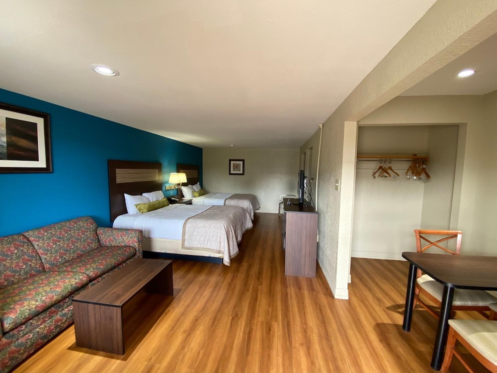 Stratford House Inn and Suites 16/51