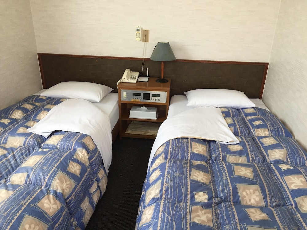 ROOM, TWIN BEDS