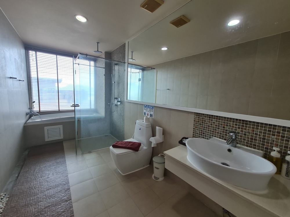 THE BAYCLIFF RESIDENCES 45/50
