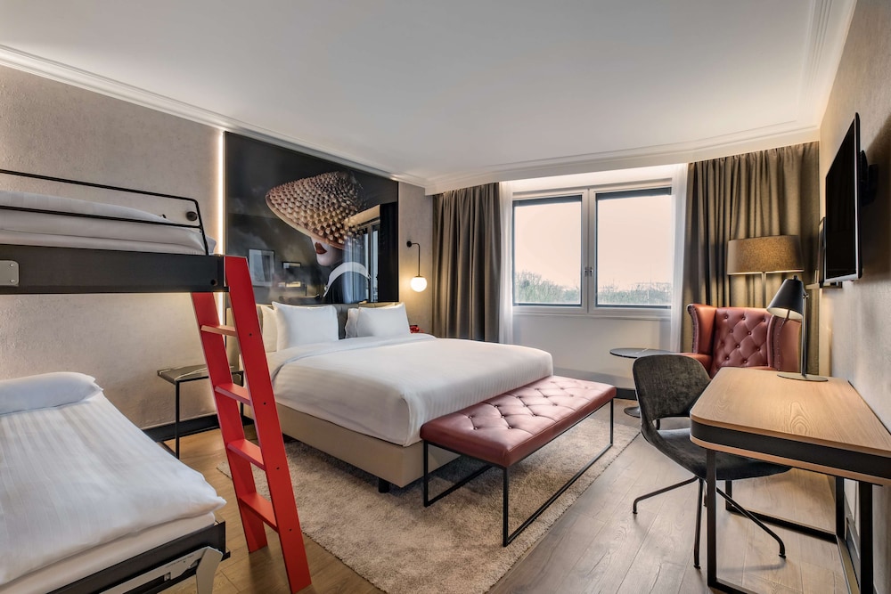 Radisson Red London Heathrow 27/64