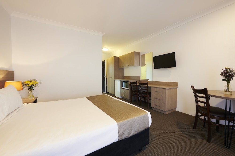 ADELONG MOTEL 14/29