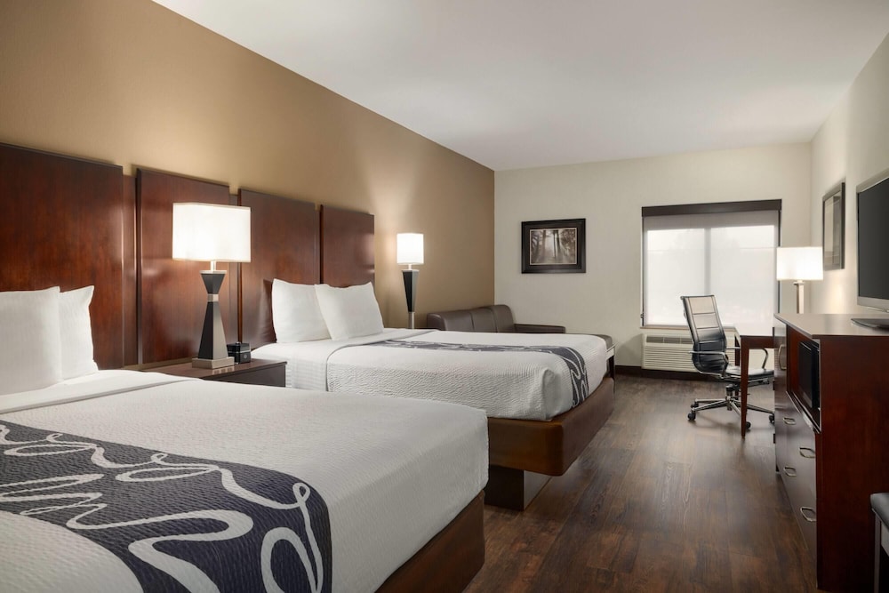 DELUXE, 2 QUEEN BEDS