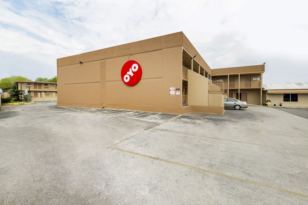 Oyo Hotel San Antonio Lackland AFB/Seaworld Hwy 90 W 43/52