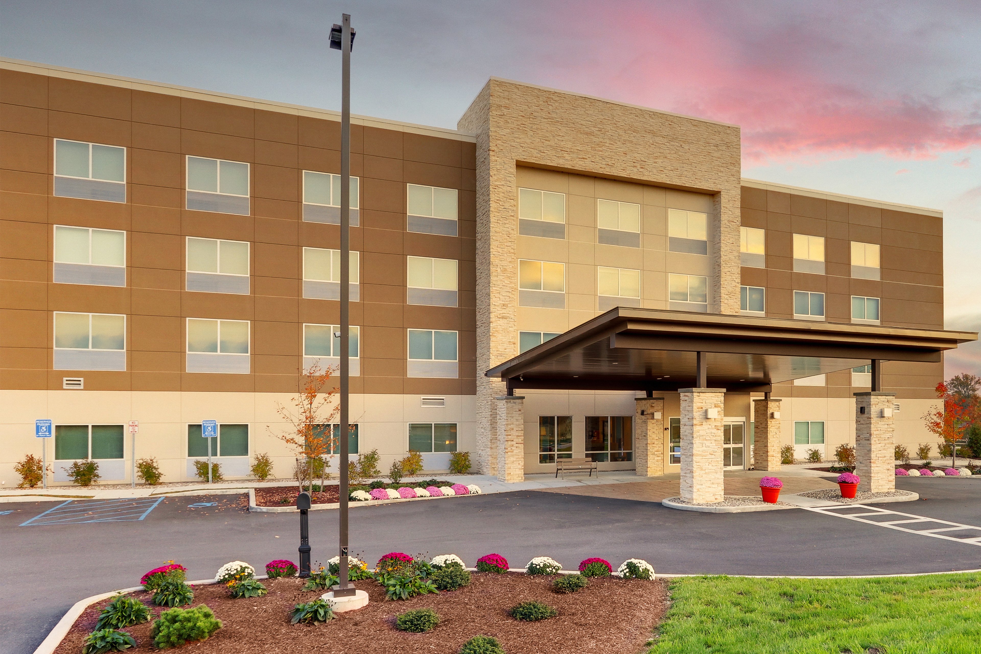 Holiday Inn Express Suites Middletown Goshen 4/71