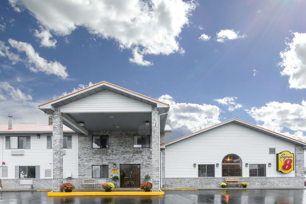 Super 8 by Wyndham Gallipolis Pt Pleasant Area 1/21
