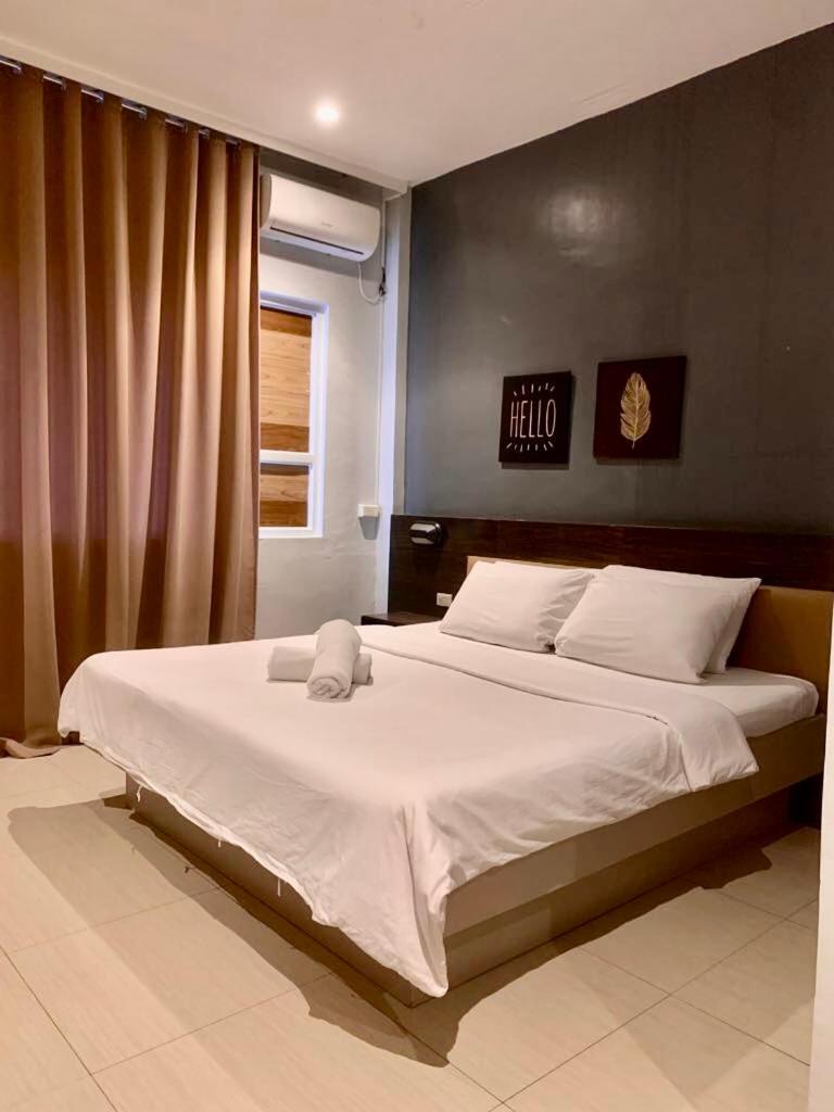 Leux Hotel 7/40