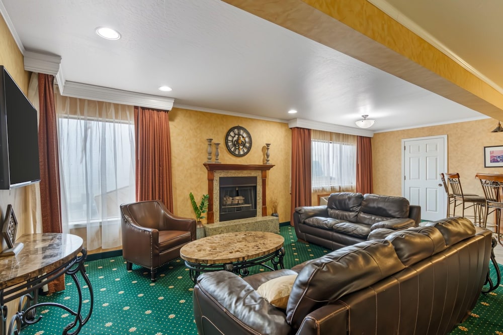 Rogue Regency Inn and Suites 53/80