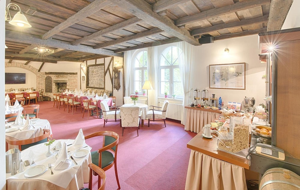 Embassy Hotel 29/40