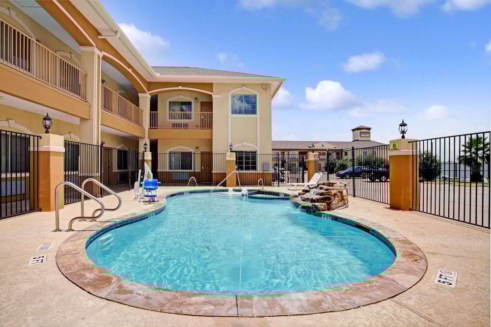 Super 8 by Wyndham Houston North I-45 1/36