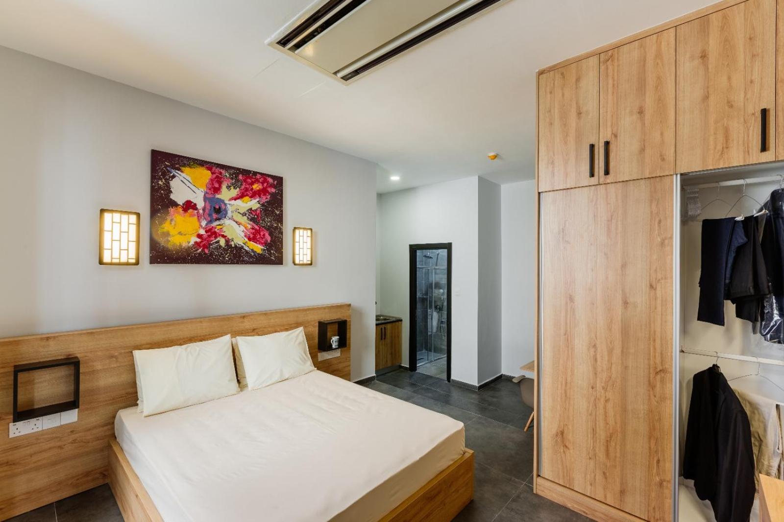 G Suites Luxury Rentals 13/32